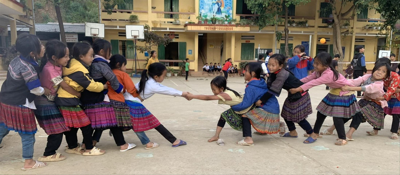 Học sinh Trường phổ thông dân tộc bán trú Tiểu học và THCS Mồ Dề, Mù Cang Chải (Yên Bái) trong giờ giải lao. Ảnh: NGHIÊM HUÊ Học sinh Trường phổ thông dân tộc bán trú Tiểu học và THCS Mồ Dề, Mù Cang Chải (Yên Bái) trong giờ giải lao. Ảnh: NGHIÊM HUÊ