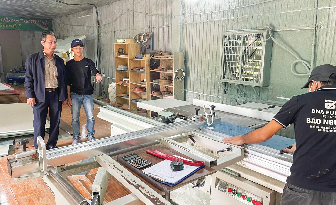 Ông Phan Văn Ngọ thăm cơ sở sản xuất đồ nội thất gỗ công nghiệp của anh Lê Văn Phê Đô Ông Phan Văn Ngọ thăm cơ sở sản xuất đồ nội thất gỗ công nghiệp của anh Lê Văn Phê Đô