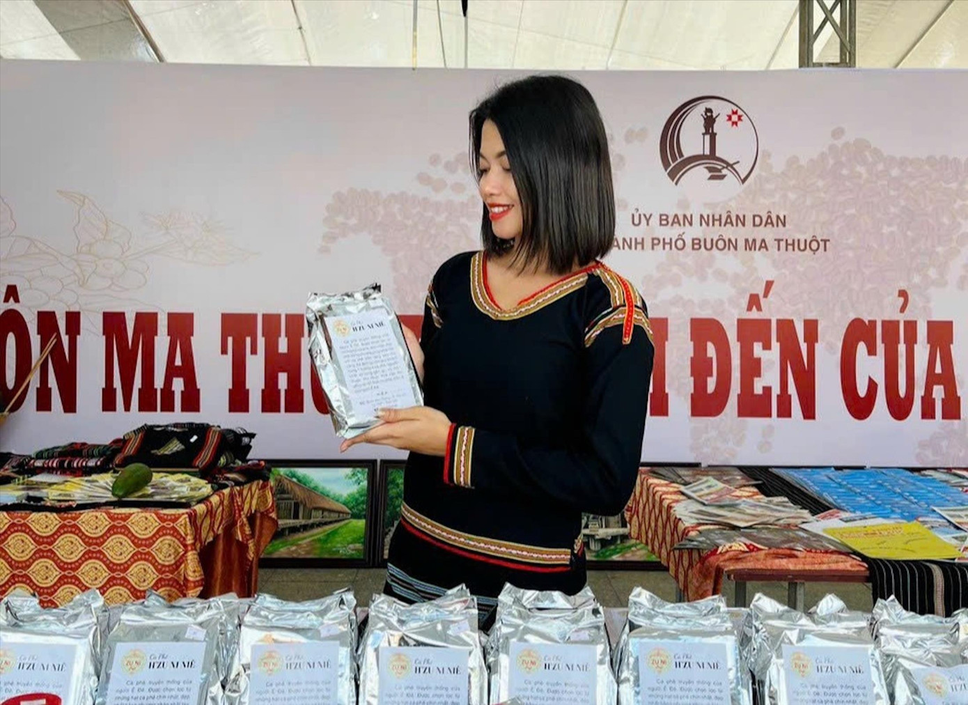 Chị H Zu Ni giới thiệu sản phẩm cà phê truyền thống Chị H Zu Ni giới thiệu sản phẩm cà phê truyền thống