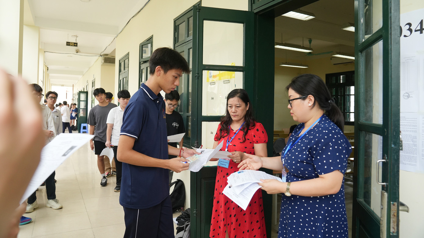 Thí sinh tại Hà Nội trong phòng làm thủ tục dự thi chiều qua (26/6). Ảnh: Hoàng Mạnh Thắng