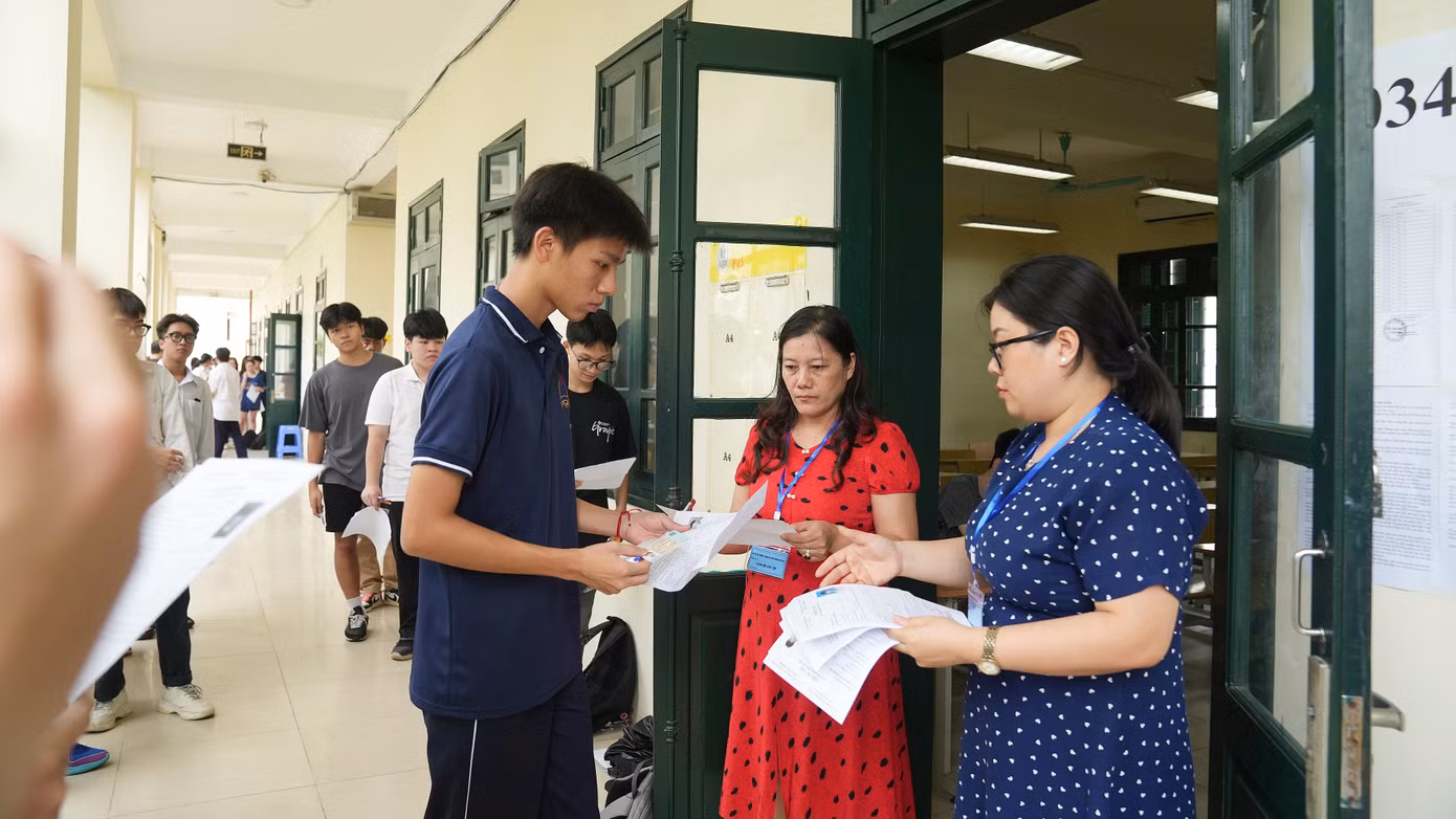 Thí sinh tại Hà Nội trong phòng làm thủ tục dự thi chiều qua (26/6). Ảnh: Hoàng Mạnh Thắng
