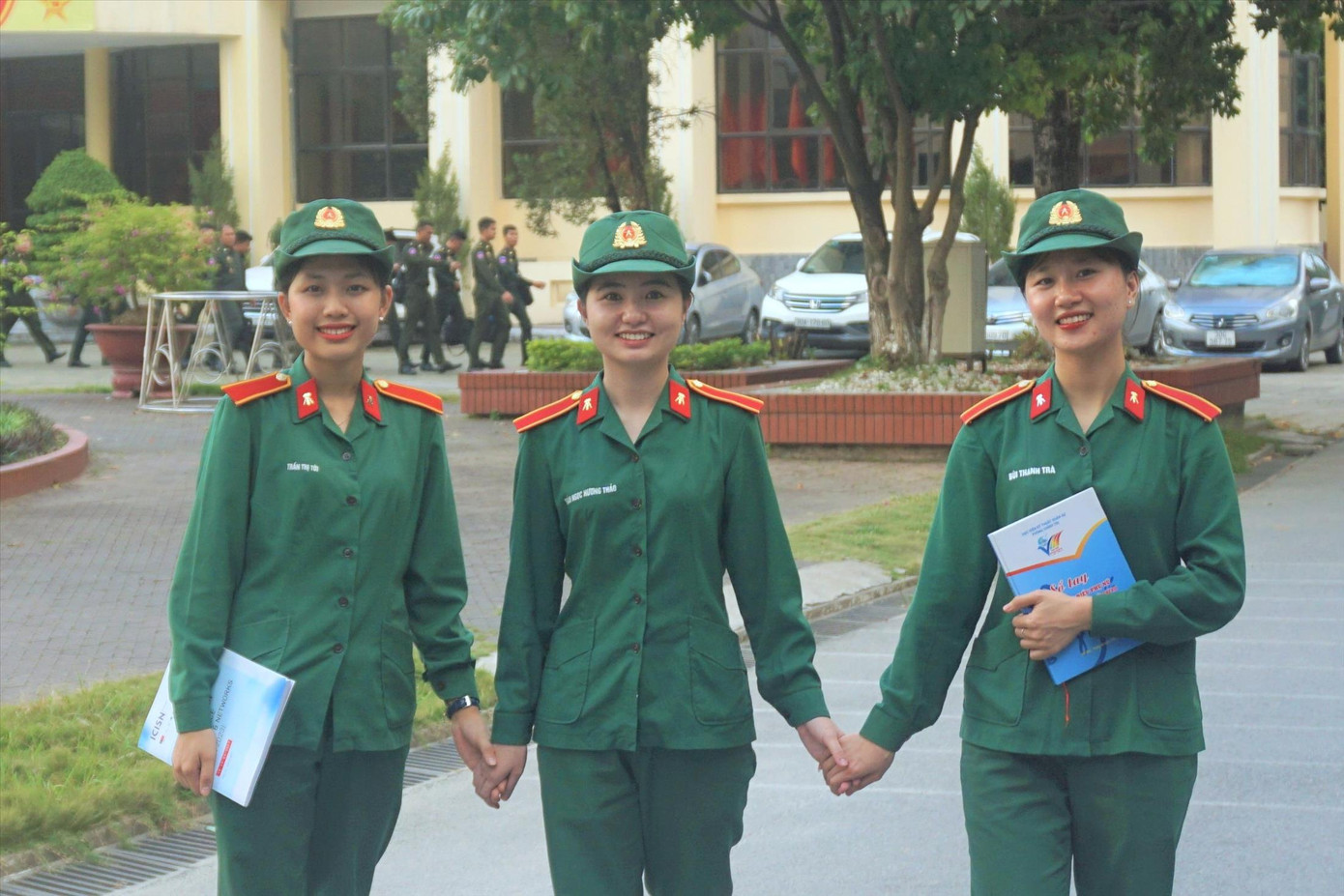 Ba nữ Thượng sĩ Trần Thị Tới, Trần Ngọc Hương Thảo và Bùi Thanh Trà (lần lượt từ trái qua phải). Ảnh: PV Ba nữ Thượng sĩ Trần Thị Tới, Trần Ngọc Hương Thảo và Bùi Thanh Trà (lần lượt từ trái qua phải). Ảnh: PV