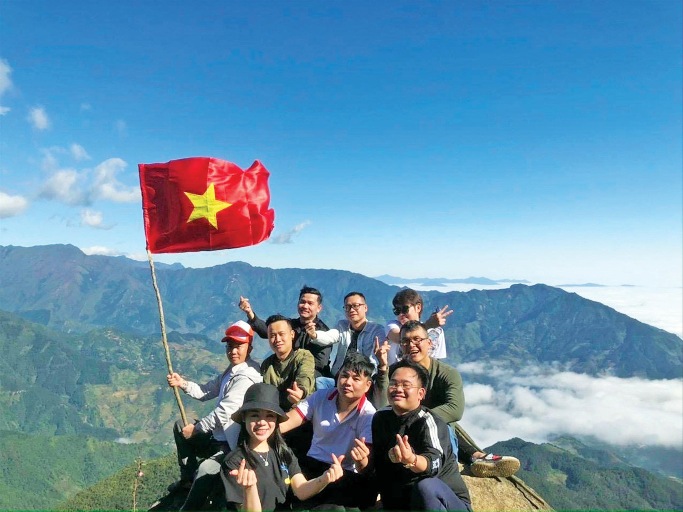 Du khách có thể ngắm biển mây bồng bềnh từ “đầu Rùa Đá” khổng lồ trên cung đường chinh phục đỉnh Tà Xùa Ảnh: PV