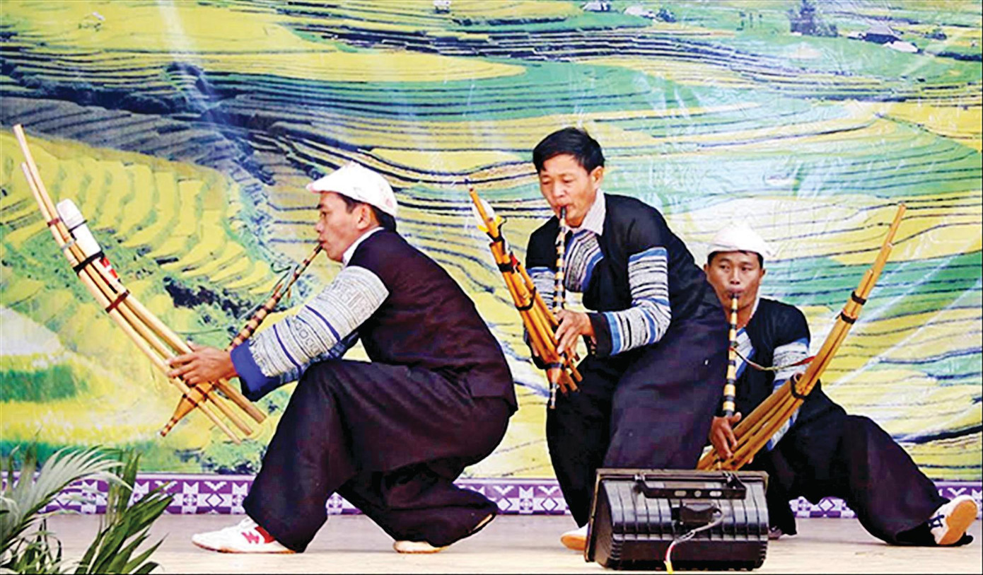 Biểu diễn khèn Mông. Ảnh: PV