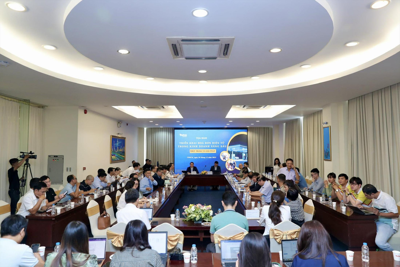 Đông đảo doanh nghiệp, thương nhân phân phối, doanh nghiệp bán lẻ xăng dầu, chuyên gia tham gia tọa đàm Ảnh: DUY ANH Đông đảo doanh nghiệp, thương nhân phân phối, doanh nghiệp bán lẻ xăng dầu, chuyên gia tham gia tọa đàm Ảnh: DUY ANH