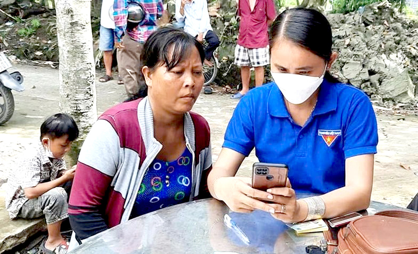 Cán bộ Đoàn Thanh niên ở Hậu Giang đi từng nhà vận động, hướng dẫn người dân cài đặt, sử dụng dịch vụ công trực tuyến, thanh toán không tiền mặt trên điện thoại thông minh. Ảnh: Cảnh Kỳ. Cán bộ Đoàn Thanh niên ở Hậu Giang đi từng nhà vận động, hướng dẫn người dân cài đặt, sử dụng dịch vụ công trực tuyến, thanh toán không tiền mặt trên điện thoại thông minh. Ảnh: Cảnh Kỳ.