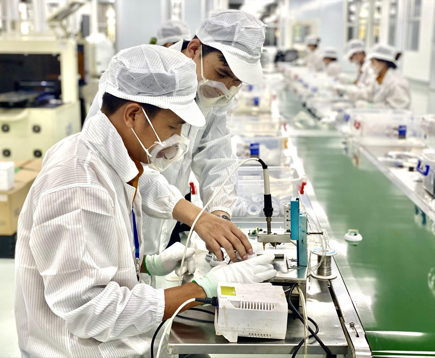 Công nhân làm việc trong một nhà máy ở Bình Dương. Công nhân làm việc trong một nhà máy ở Bình Dương.