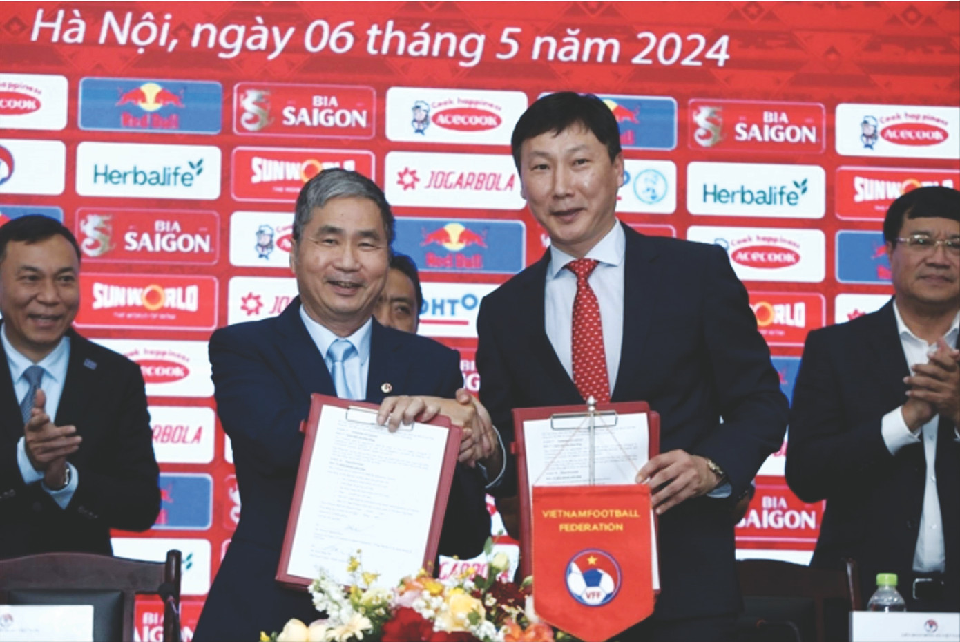 HLV Kim Sang-sik đối diện nhiều khó khăn khi dẫn dắt đội tuyển Việt Nam thay ông Philippe Troussier. Ảnh: Anh Đoàn