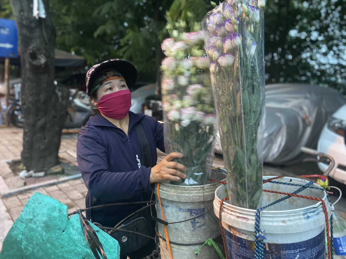 Chị Huyền đang sắp xếp, bày trí những đóa hoa để chuẩn bị bán hàng