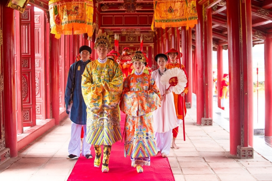 Một cảnh trong MV “Không thể cùng nhau suốt kiếp” của Hoà Minzy