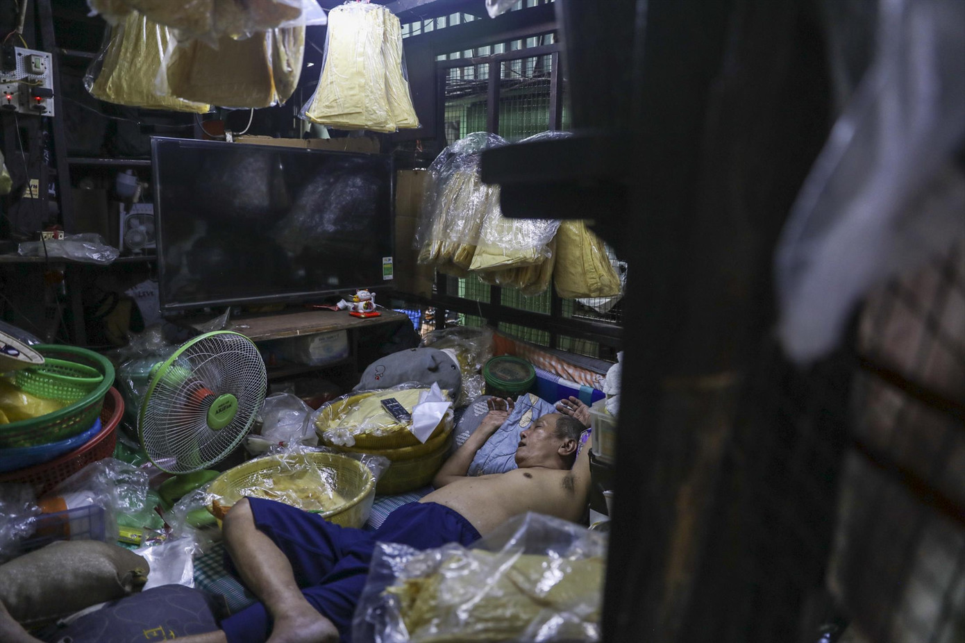 Ở nhà siêu nhỏ, nhiều người chỉ mong có nơi ngủ thẳng chân, không ngập ngụa hàng hóa. Ảnh: Duy Anh