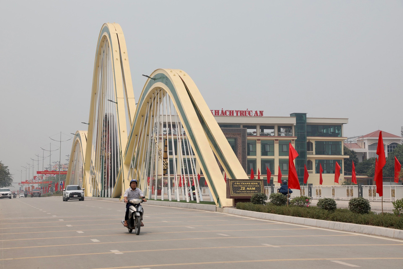 Cầu Thanh Bình mới khánh thành chào mừng 70 năm Chiến thắng Điện Biên Phủ.