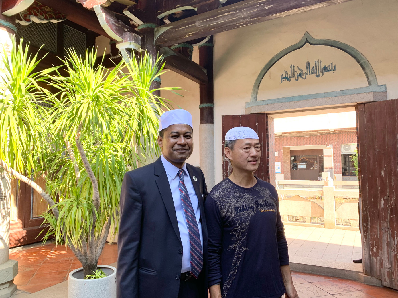 Ông Sarwer Sarker (trái) chụp ảnh lưu niệm với giáo sĩ nhà thờ.