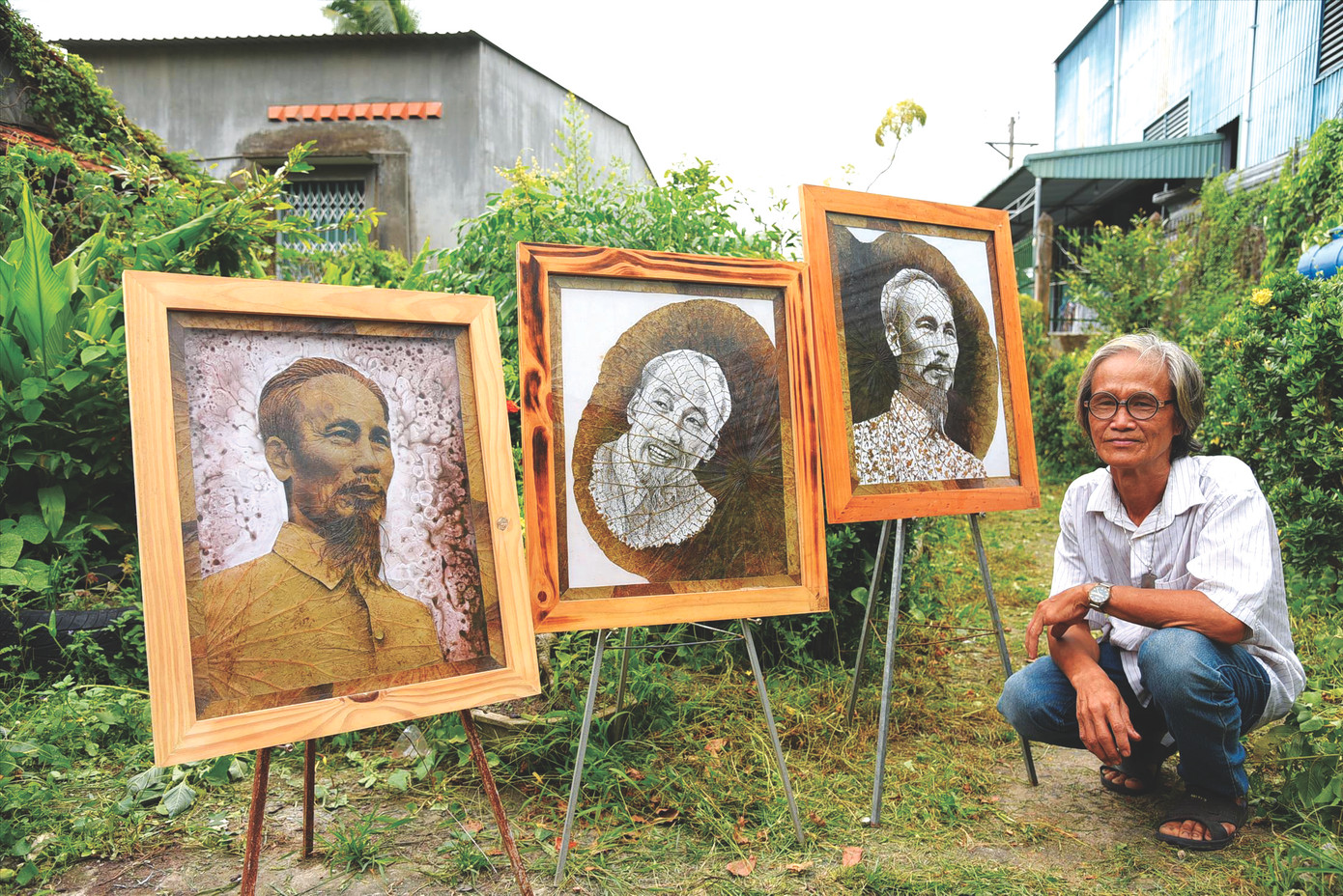 Ông Bảy Nghĩa bên cạnh tranh lá sen về Bác Hồ ẢNH: HÒA HỘI