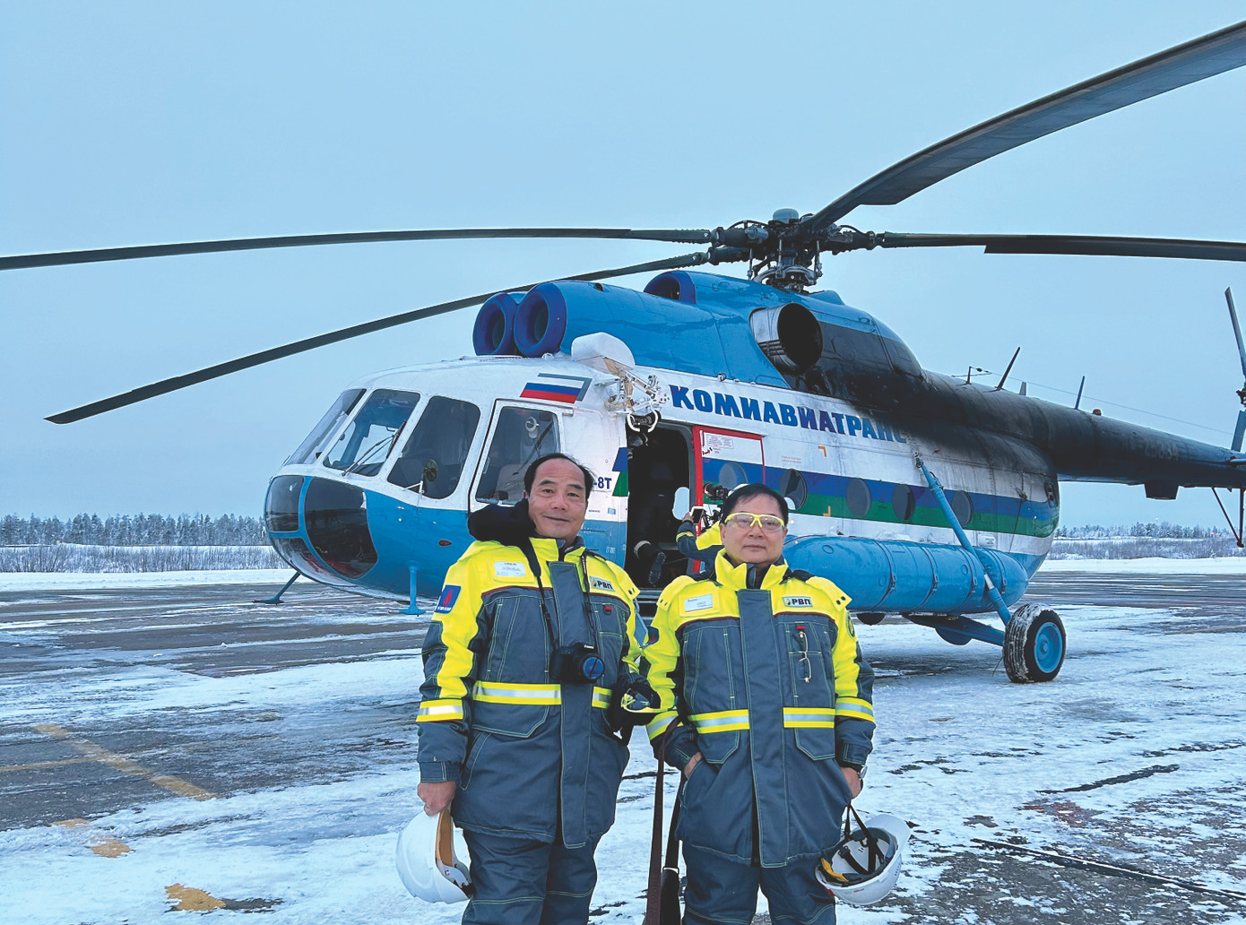 Hai trong số các nhà báo Việt Nam lên mỏ dầu Nenetsky. Hai trong số các nhà báo Việt Nam lên mỏ dầu Nenetsky.