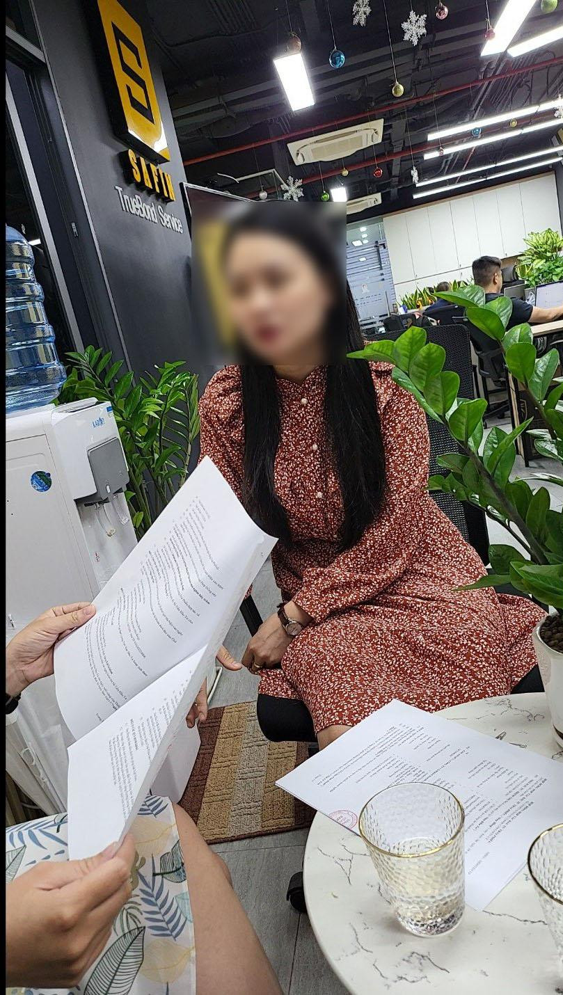 Nhân viên Cty CP Safin tư vấn người dân mua TPDN