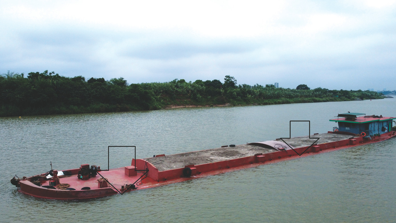 Tàu chở cát BKS NĐ-3521 lưu thông trên sông Đuống qua Hà Nội sáng 8/5 chìm cả mớn đăng kiểm và nước sông ngập sàn boong (mũi tên)