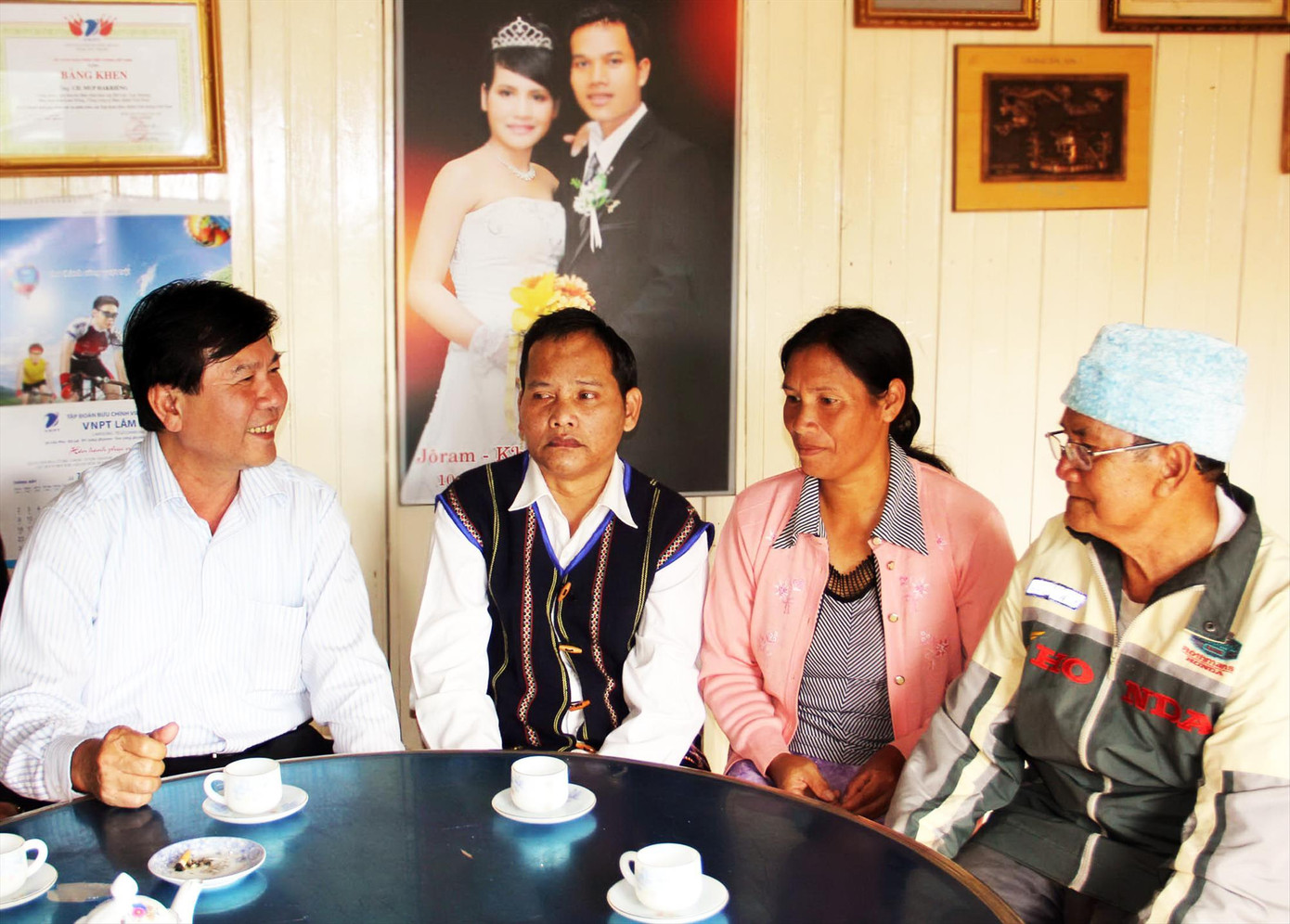 Ha K’Riêng (thứ 2 từ trái qua) lúc bị bệnh Ha K’Riêng (thứ 2 từ trái qua) lúc bị bệnh