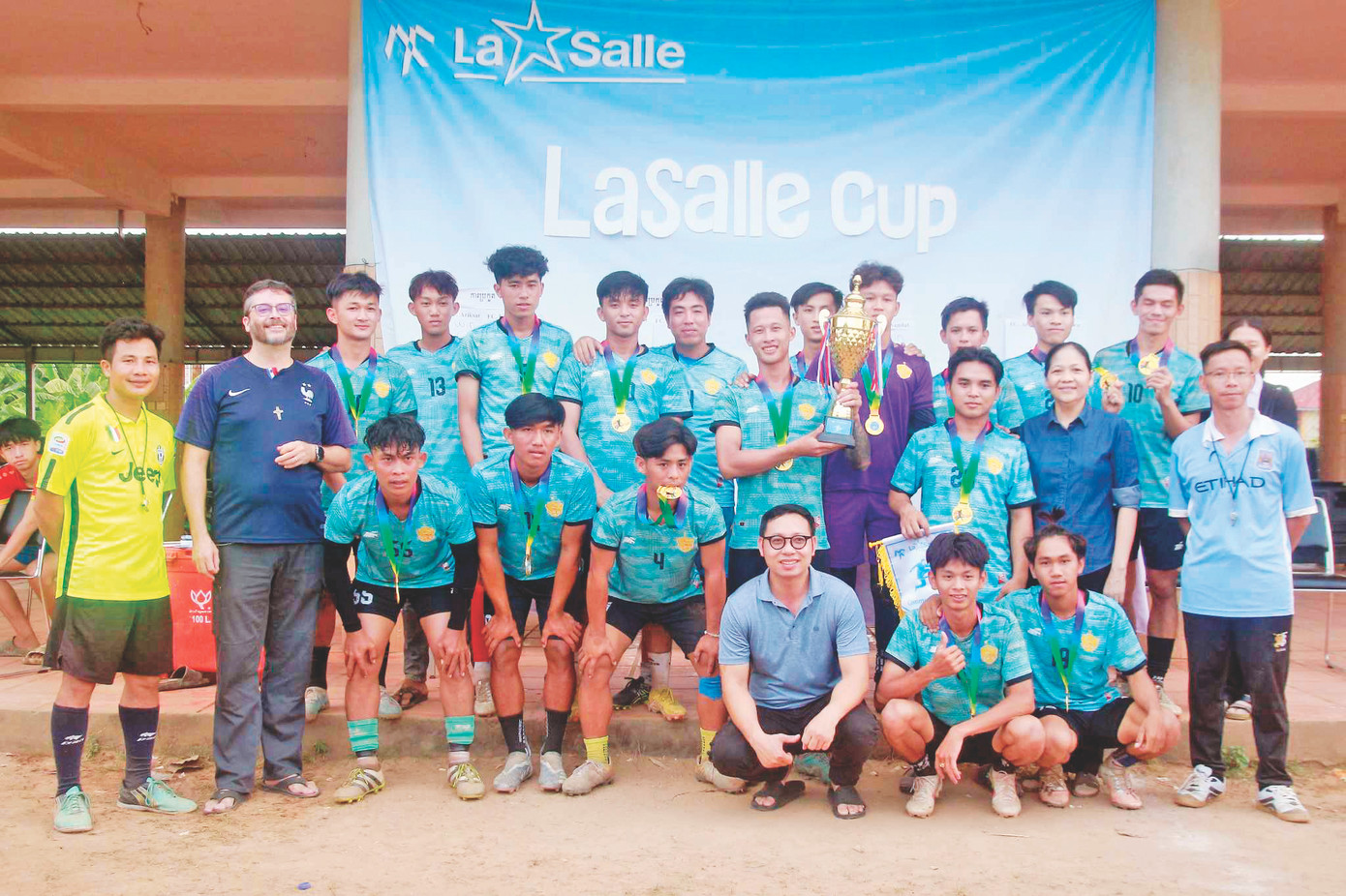 Đội Bãi Cải ăn mừng chức vô địch Cúp Tứ hùng