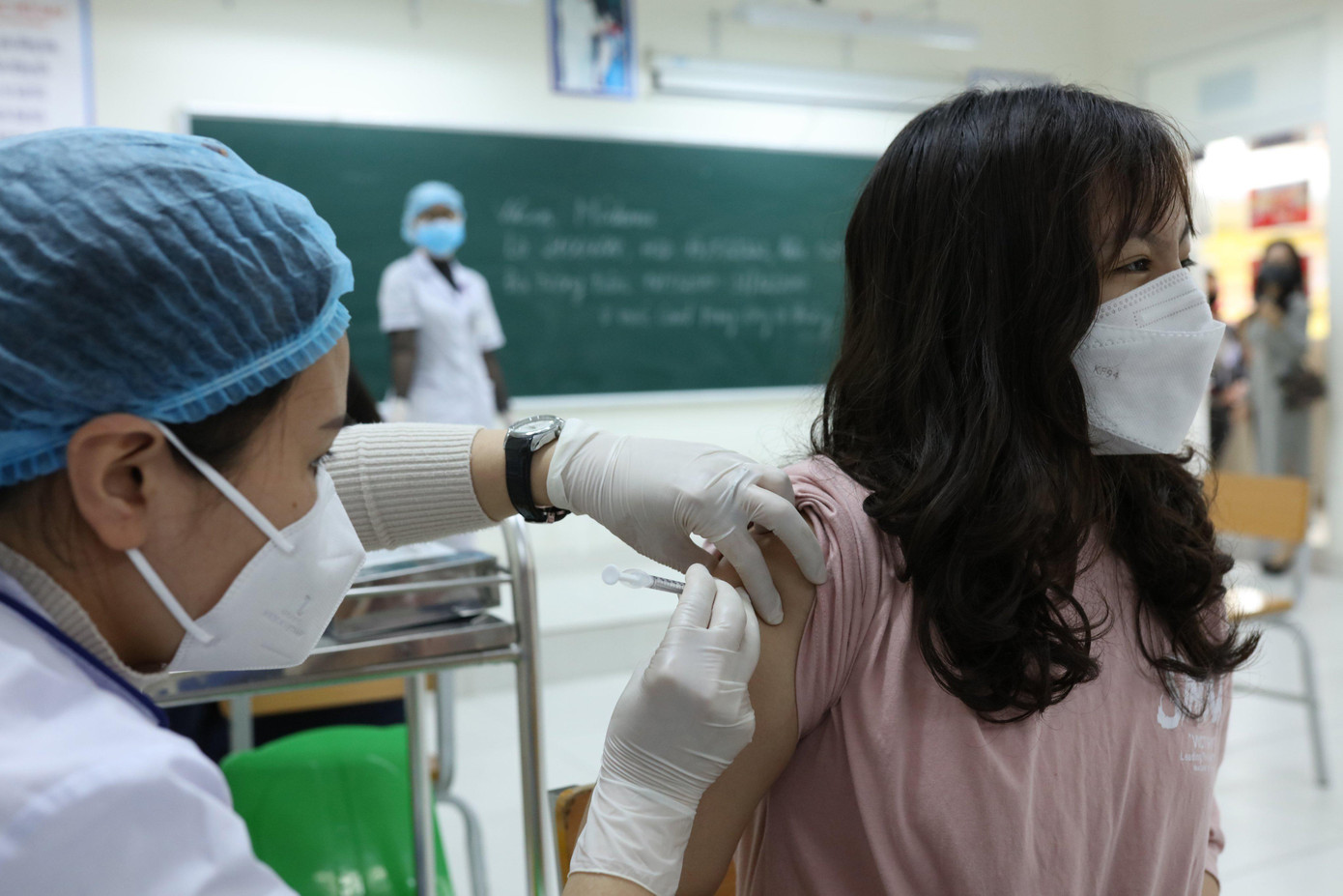 Tiêm vắc xin ngừa COVID-19 cho học sinh lớp 6 trường THCS Lê Ngọc Hân (Hà Nội)