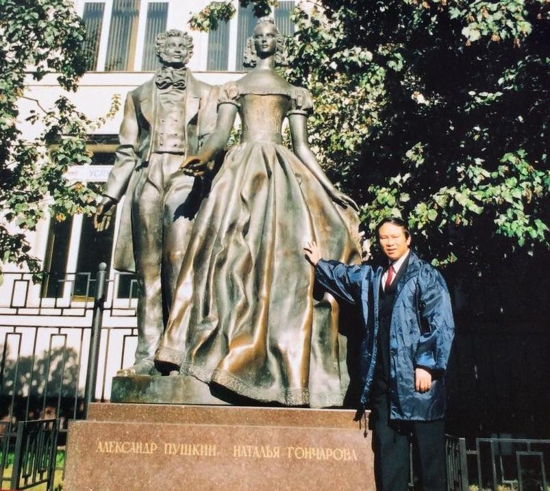 Nhà thơ Dương Kỳ Anh chụp bên tượng đài “Pushkin và nàng thơ của chàng” ở Matxcơva Nhà thơ Dương Kỳ Anh chụp bên tượng đài “Pushkin và nàng thơ của chàng” ở Matxcơva