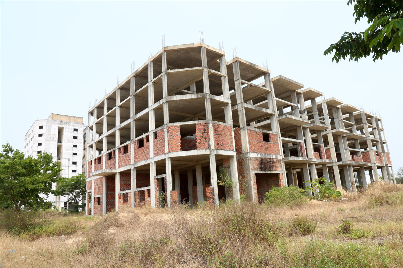 Dự án khu nhà ở dành cho người thu nhập thấp 14 năm triển khai xây dựng chưa xong, hiện bỏ hoang. Ảnh: Hoài Văn