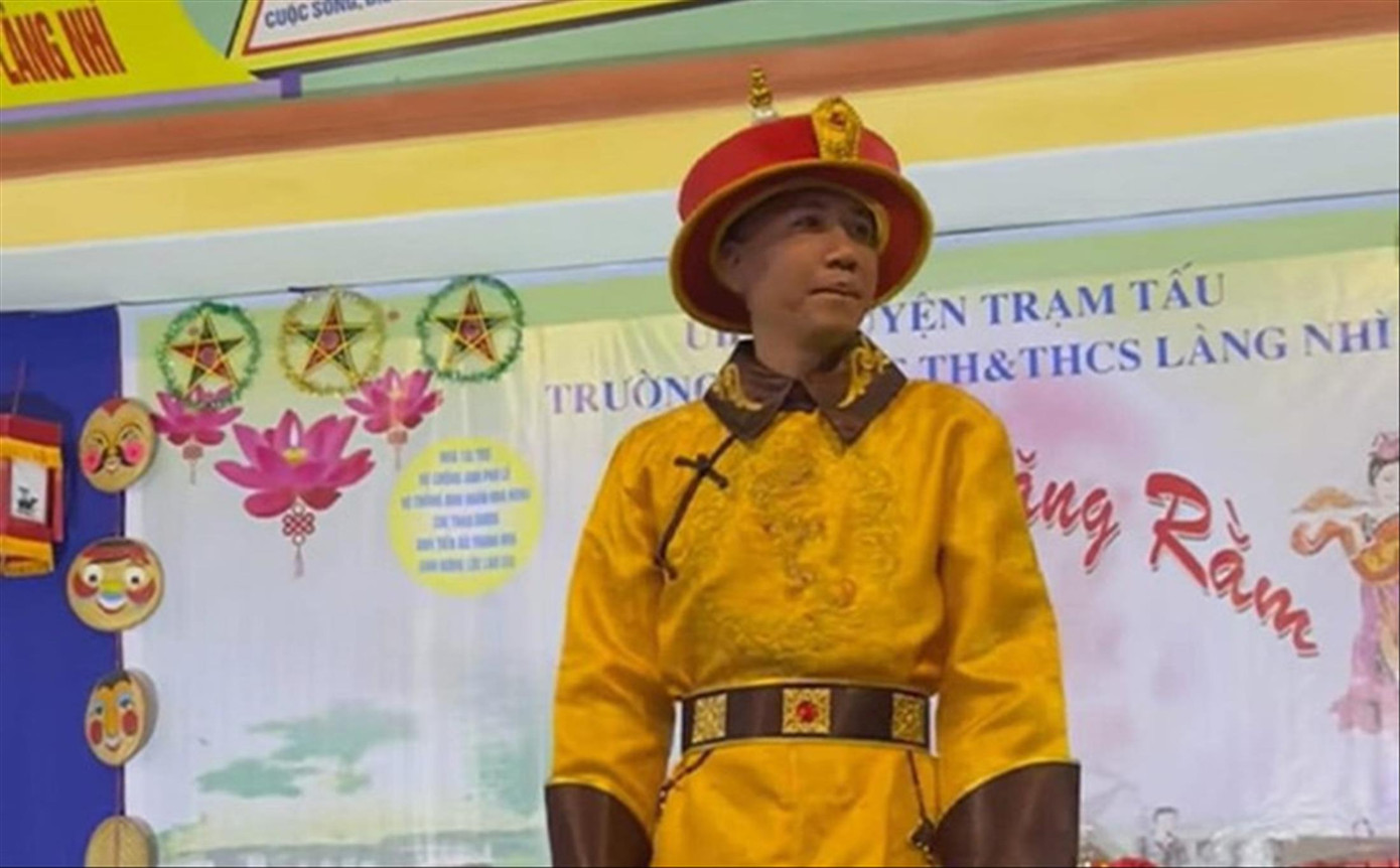 Nhân vật “giang hồ mạng” Phú Lê xuất hiện trong trang phục vua chúa nước ngoài Nhân vật “giang hồ mạng” Phú Lê xuất hiện trong trang phục vua chúa nước ngoài