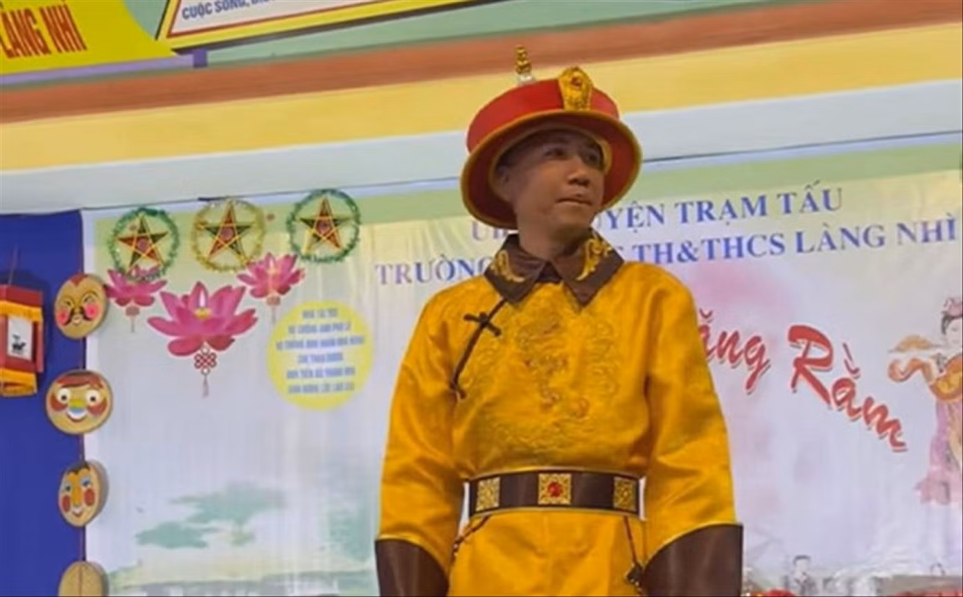 Nhân vật “giang hồ mạng” Phú Lê xuất hiện trong trang phục vua chúa nước ngoài