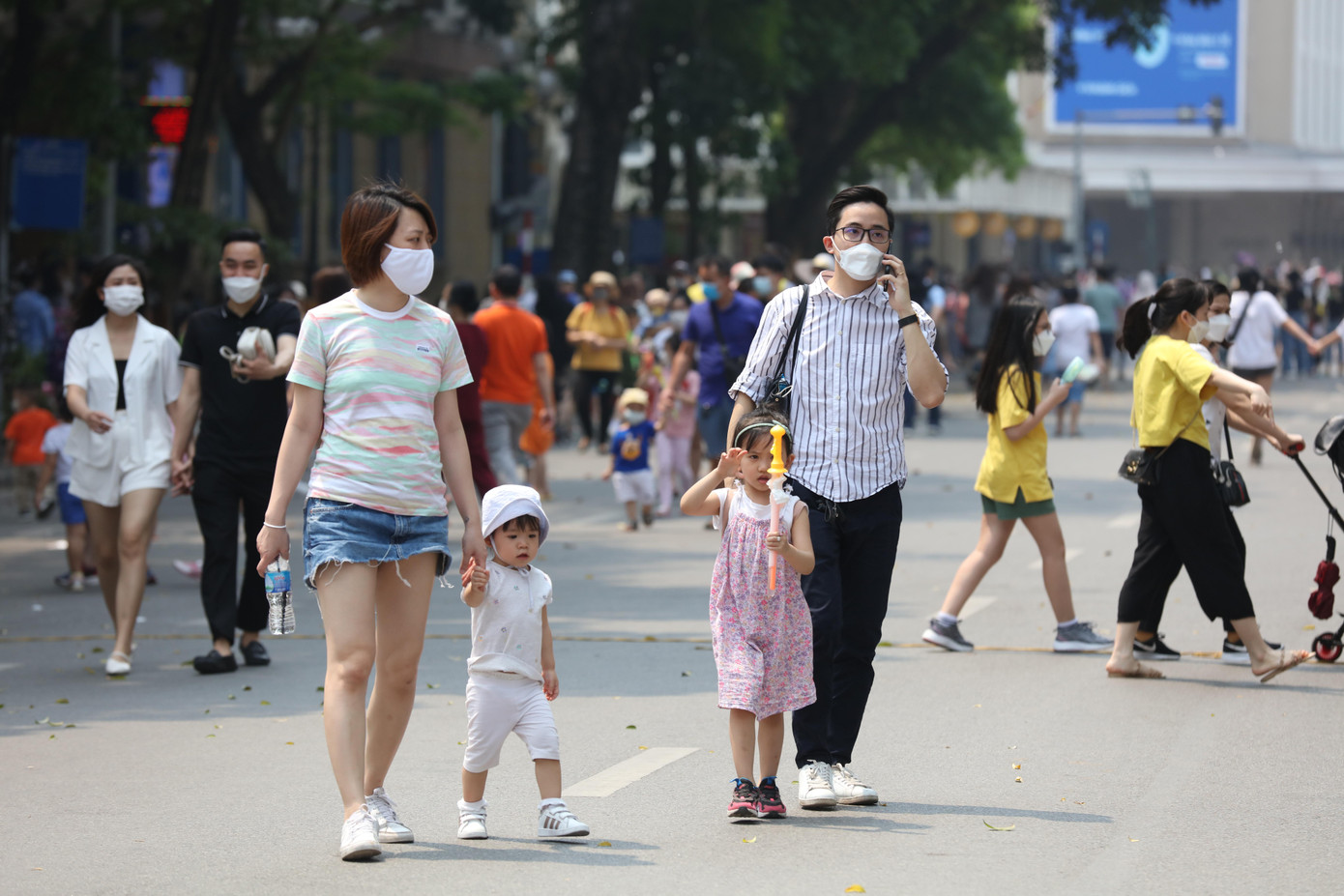 Phố đi bộ quanh Hồ Gươm (Hà Nội) thu hút người dân vào cuối tuần ảnh: như ý Phố đi bộ quanh Hồ Gươm (Hà Nội) thu hút người dân vào cuối tuần ảnh: như ý