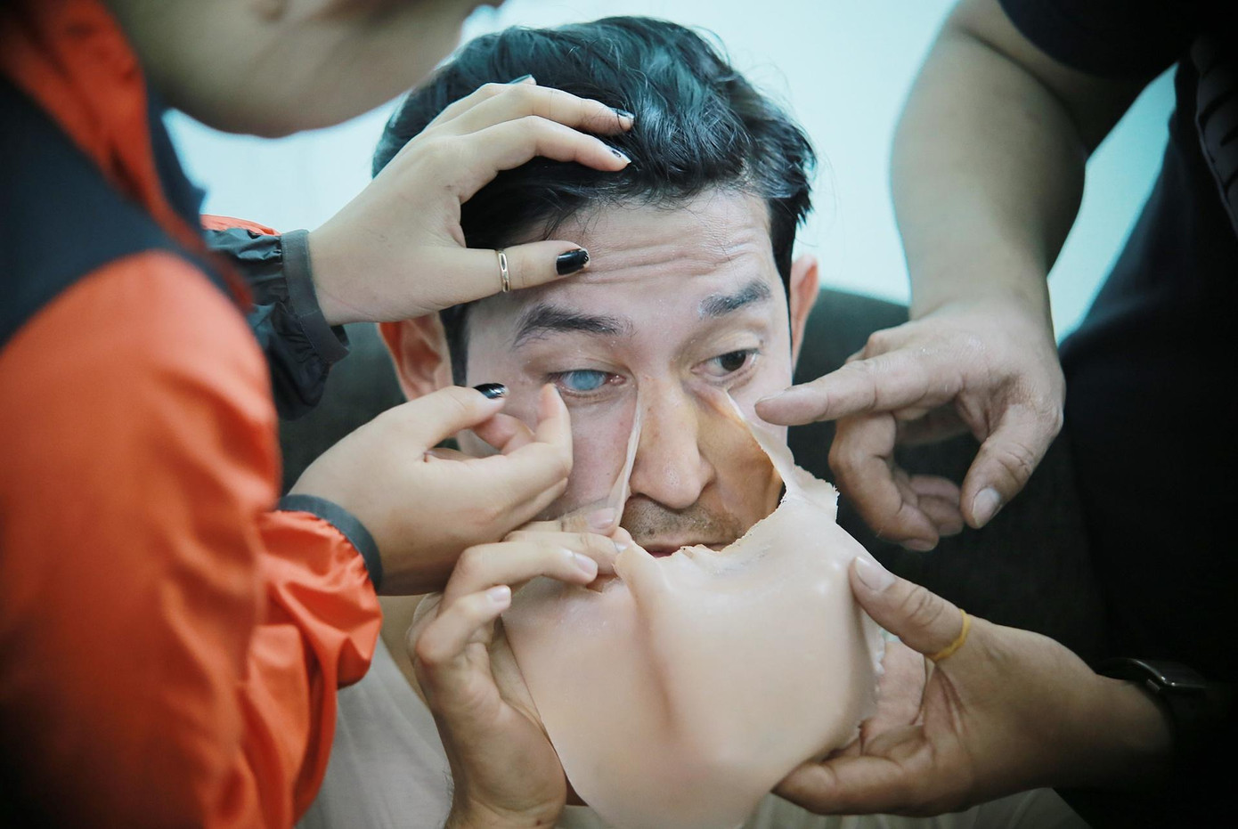 Huy Khánh khốn khổ khi phải hóa trang trong phim “Fan Cuồng”