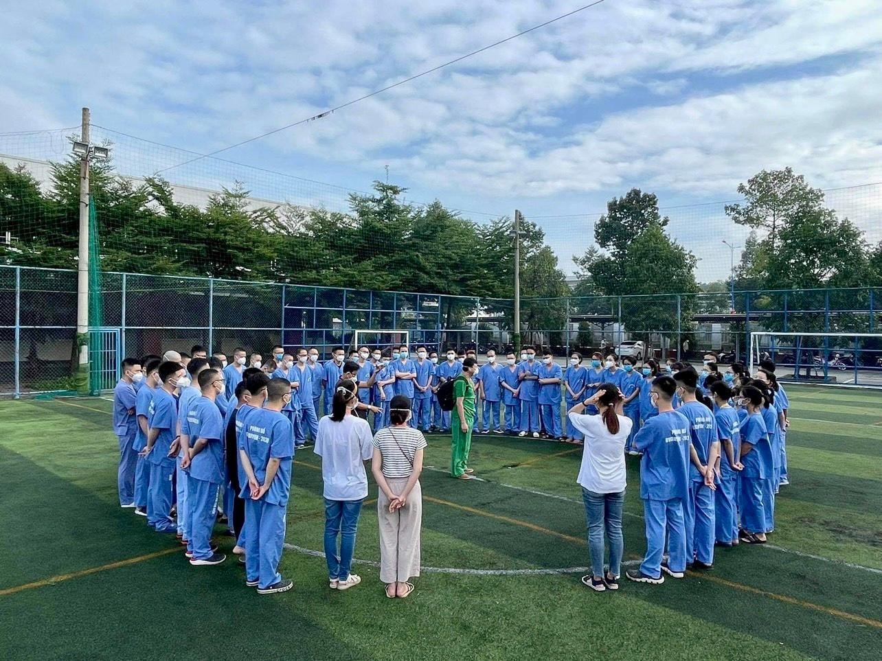 PGS.TS Hoàng Bùi Hải hướng dẫn bác sĩ trẻ công tác điều trị bệnh nhân PGS.TS Hoàng Bùi Hải hướng dẫn bác sĩ trẻ công tác điều trị bệnh nhân