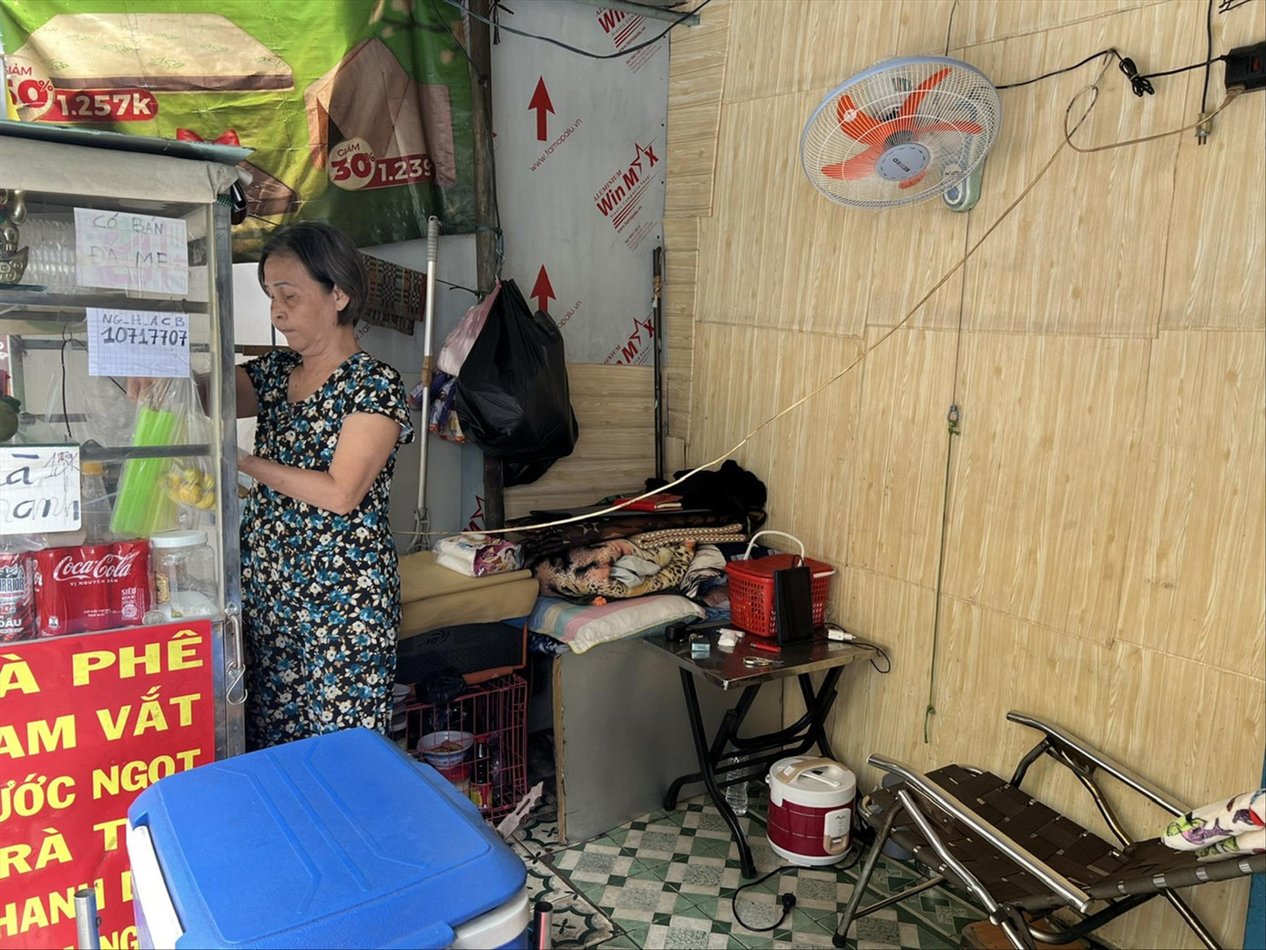 Nhà chật lại đông người, vợ chồng bà Mỹ tận dụng vỉa hè phía trước làm nơi ngủ nghỉ. Ảnh: U.P