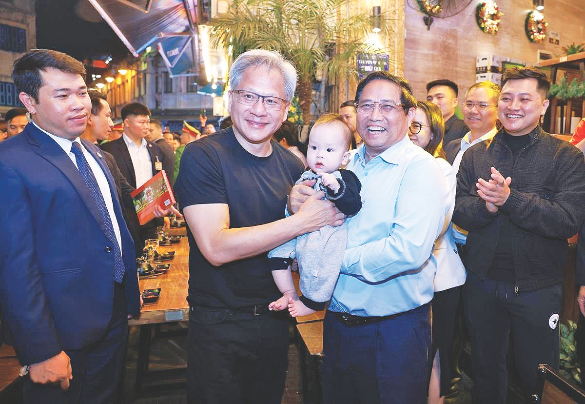 Thủ tướng Phạm Minh Chính và ông Jensen Huang, Nhà sáng lập kiêm Giám đốc điều hành Nvidia thăm khu phố cổ Hà Nội và gặp gỡ người dân. Ảnh: TTXVN