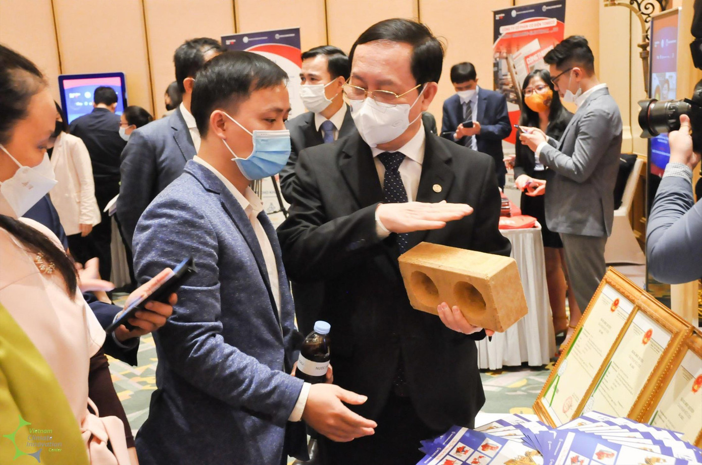 Bộ trưởng Bộ KH&amp;CN Huỳnh Thành Đạt trò chuyện cùng Hồ Xuân Vinh tại Hội nghị ra mắt Báo cáo Đổi mới sáng tạo của Ngân hàng thế giới Ảnh: Thu Hiền