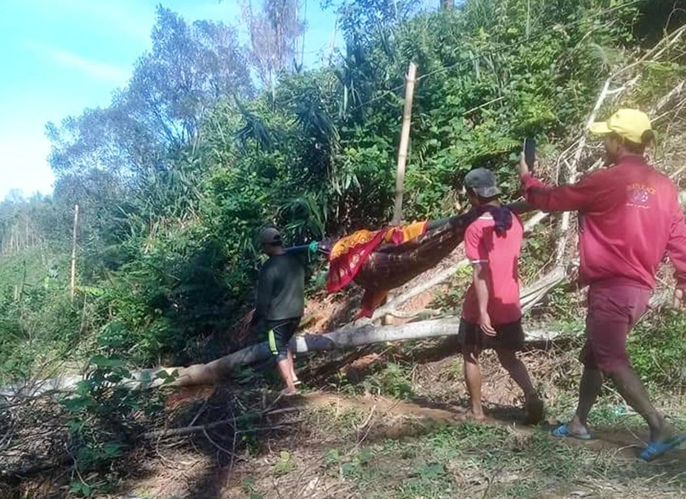 Một trường hợp đưa người đi cấp cứu bằng võng Một trường hợp đưa người đi cấp cứu bằng võng