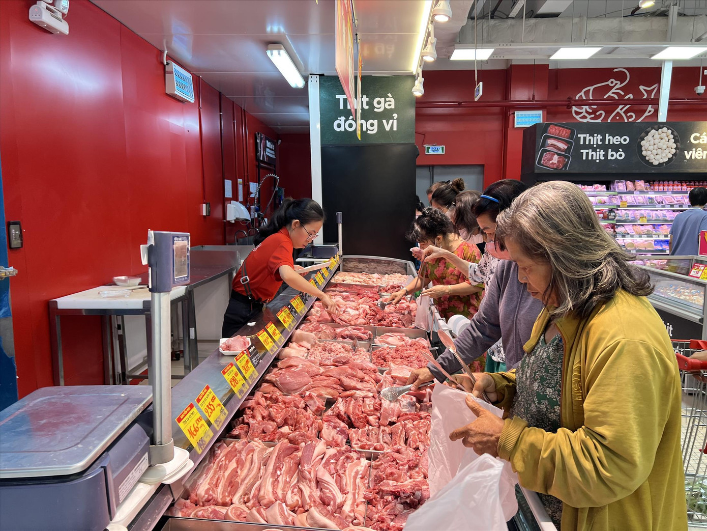 Người tiêu dùng mua thịt heo ở siêu thị vì có nhiều khuyến mãi. Ảnh: U.P Người tiêu dùng mua thịt heo ở siêu thị vì có nhiều khuyến mãi. Ảnh: U.P