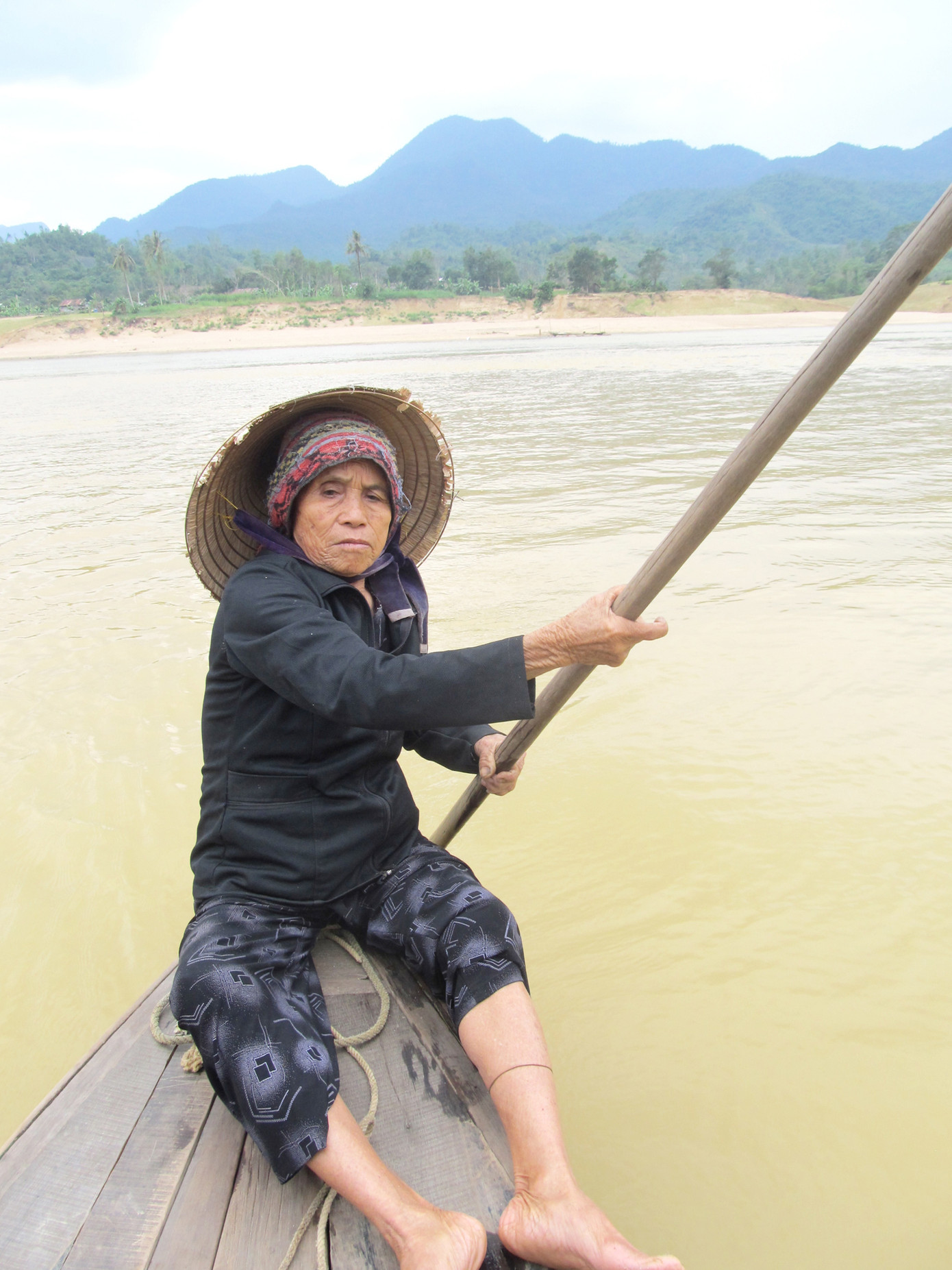 Người phụ nữ một đời chèo đò trên sông Vu Gia - ảnh Nam Cường Người phụ nữ một đời chèo đò trên sông Vu Gia - ảnh Nam Cường