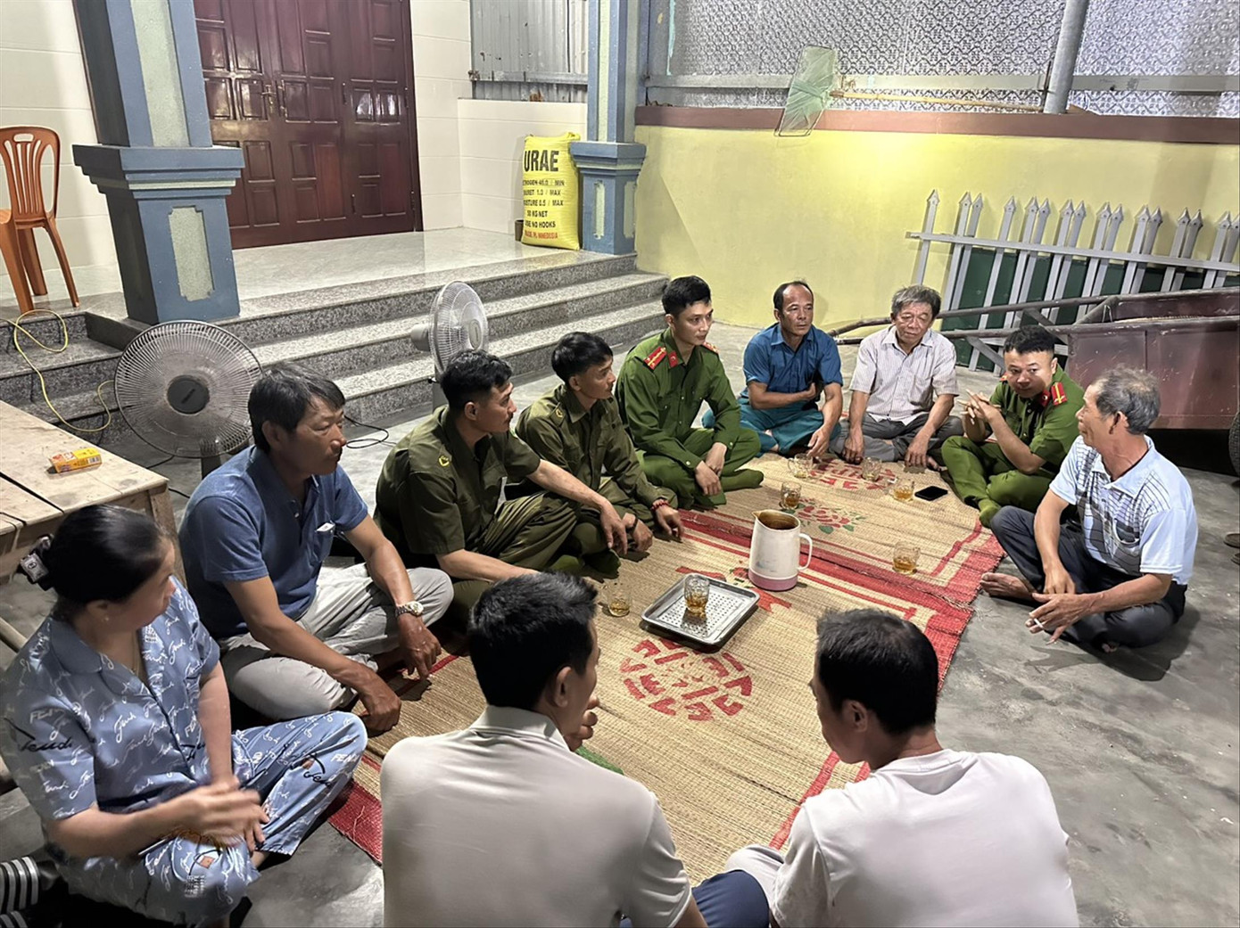 Công an xã Quảng Đông (huyện Quảng Trạch, tỉnh Quảng Bình) cùng sinh hoạt với Tổ “Tự phòng, tự quản, tự bảo vệ” thôn Vịnh Sơn