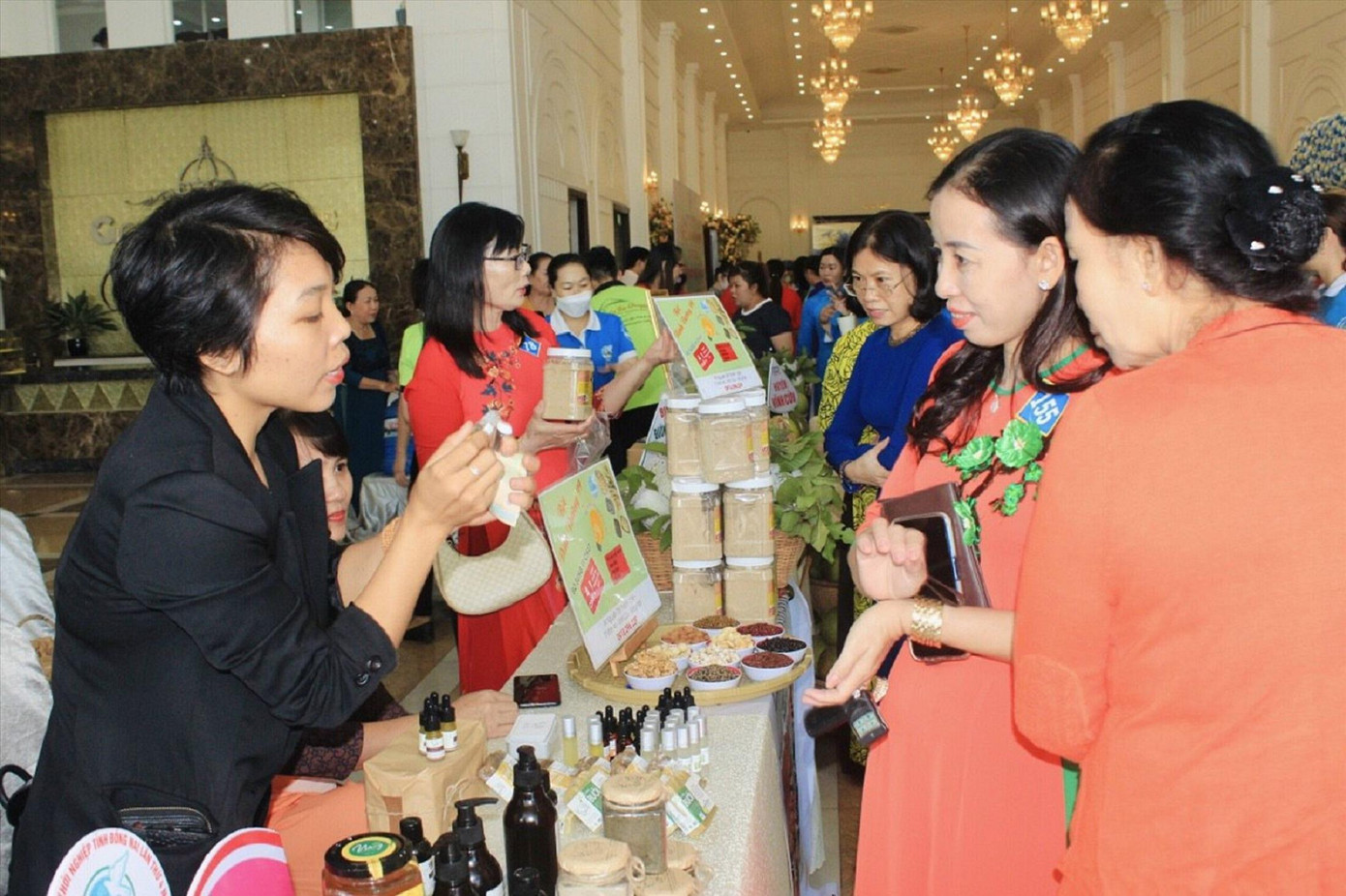 Chị Bùi Thị Thủy (bìa trái) giới thiệu các sản phẩm từ bưởi với khách hàng Chị Bùi Thị Thủy (bìa trái) giới thiệu các sản phẩm từ bưởi với khách hàng