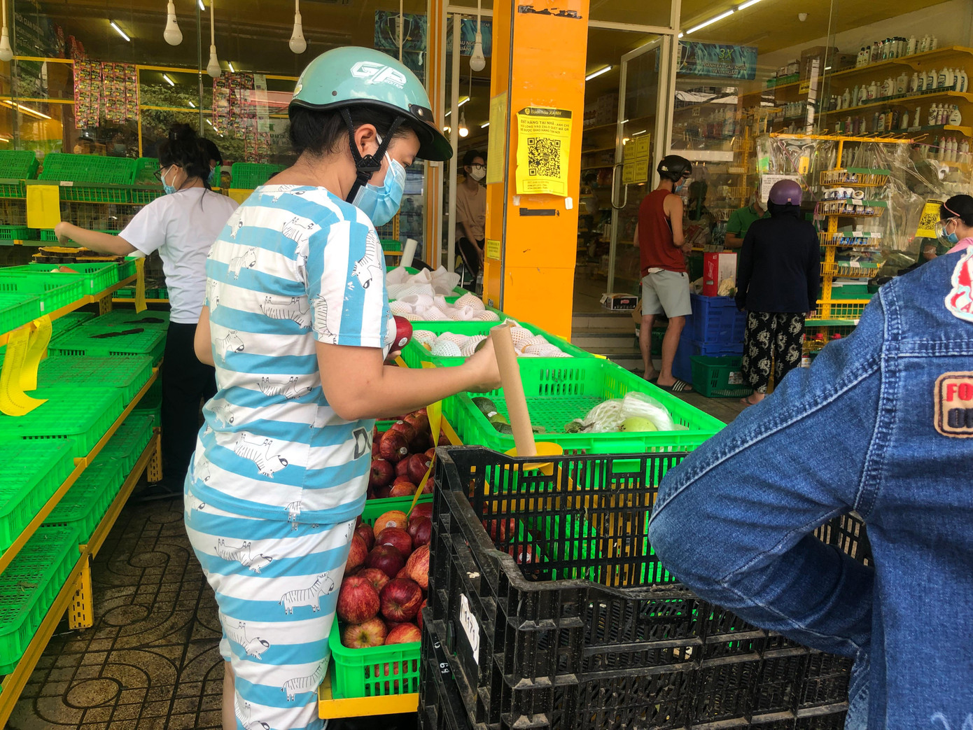 Trước ngày TPHCM siết giãn cách, người dân đổ đi mua thực phẩm khiến nhiều mặt hàng trống trơn từ giữa trưa (ảnh chụp ngày 21/8)