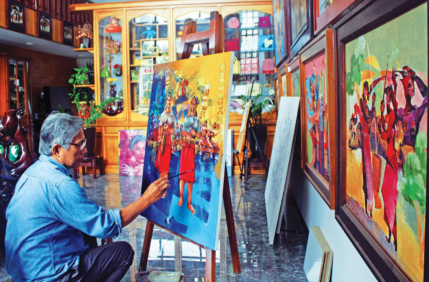 Họa sĩ Trần Thanh Long vẽ bộ ba bức những cô gái Êđê Bih đánh chiêng