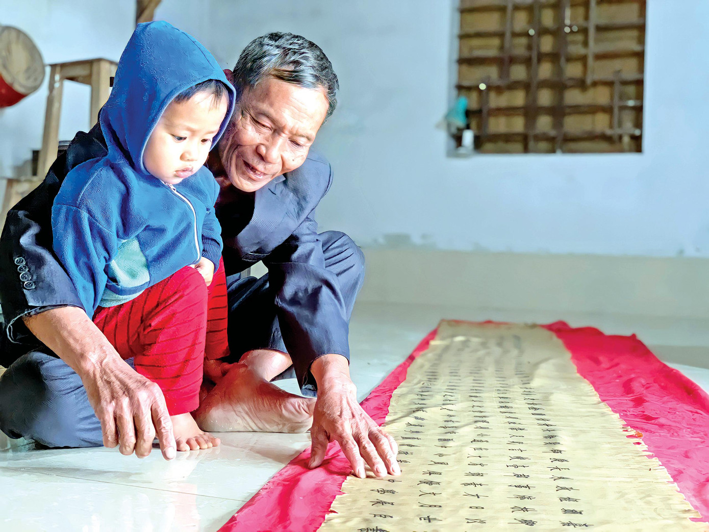 Ông Tân -người lưu giữ sắc phong lụa gấm được đánh giá là dài nhất Việt Nam