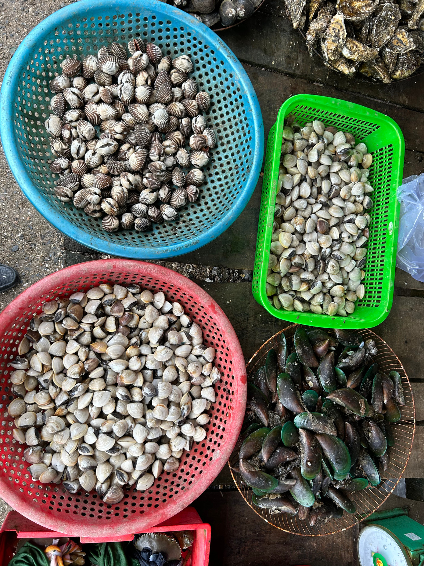 Sản vật Đầm Ô Loan bày bán ngay ven đầm