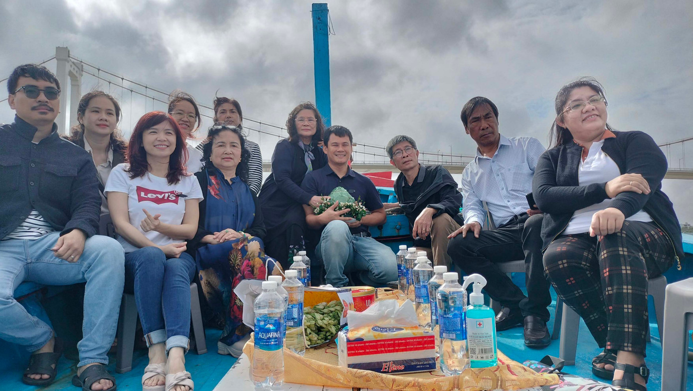 Gia đình, bạn bè tiễn anh về với sông Hàn sáng 2/12/2023 (Ảnh Nguyễn Thành)