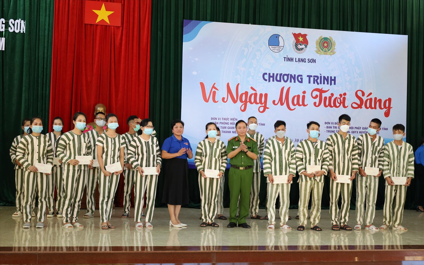 Trao giải cuộc thi “Viết thư cho người thân yêu nhất” trong Chương trình Vì ngày mai tươi sáng. Ảnh: Duy Chiến