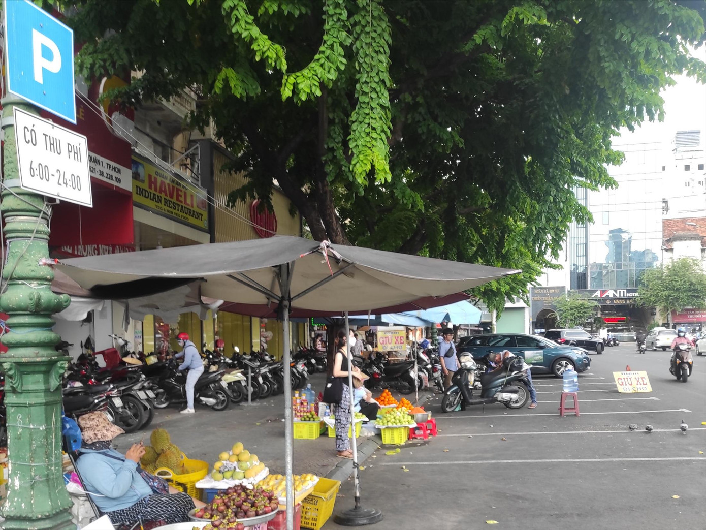 Chiếm dụng khu vực đỗ xe có thu phí trên đường Phan Chu Trinh, quận 1. Ảnh: H.H.