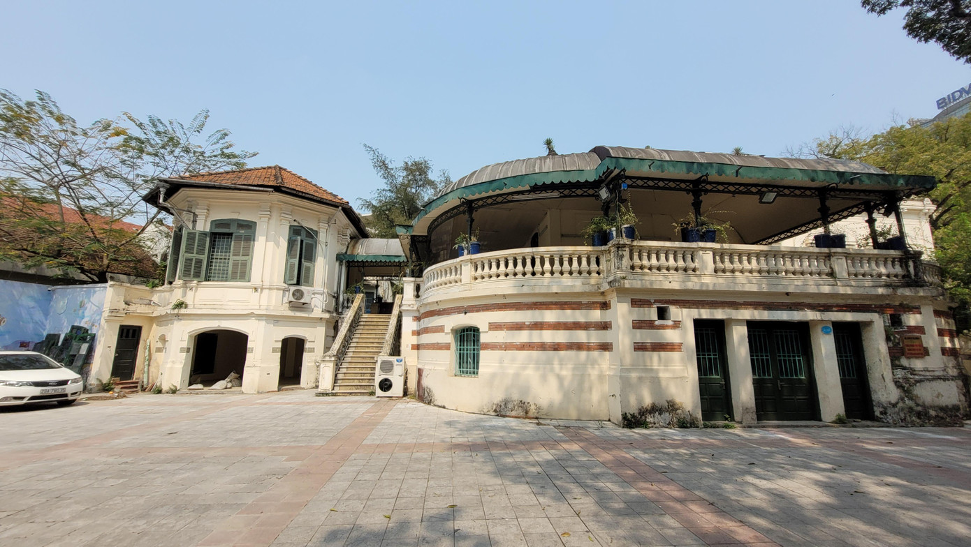 Nhà 38 nhiều năm bị quây trong rào sắt