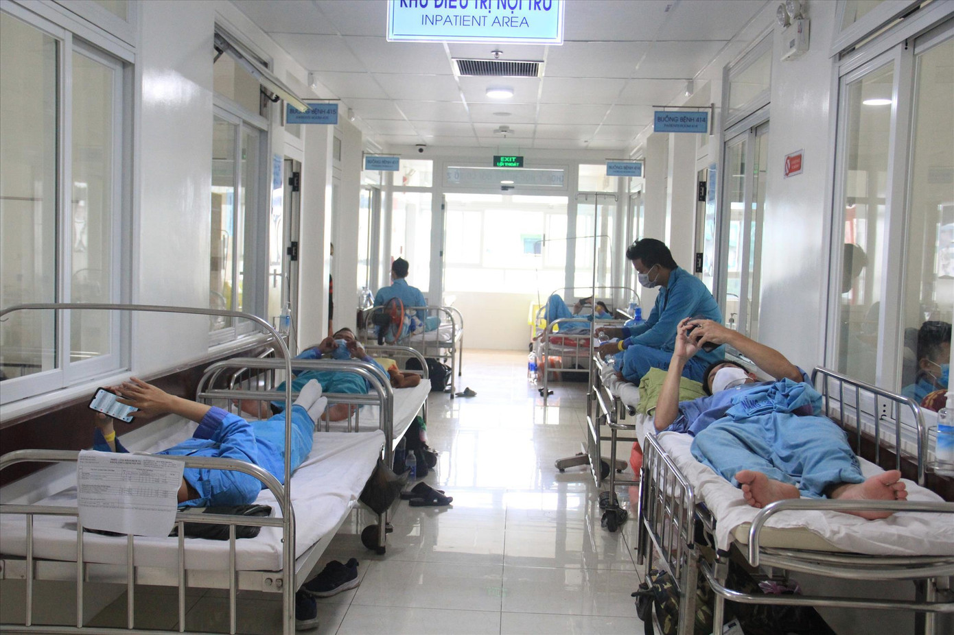 Bệnh viện Đà Nẵng phải tận dụng lối đi dọc hành lang để kê thêm giường điều trị bệnh nhân SXH. Ảnh: Thanh Trần