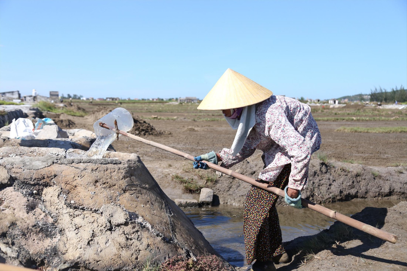Gần 70 tuổi, lưng đã còng, bà Trần Thị Hòa vẫn bám ruộng làm muối Gần 70 tuổi, lưng đã còng, bà Trần Thị Hòa vẫn bám ruộng làm muối