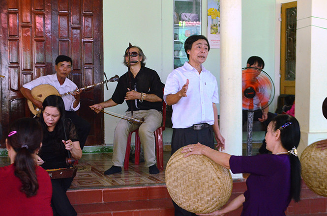 Chuyên gia Nguyễn Hùng Vĩ hướng dẫn đội hình hò khoan Lệ Thủy tập luyện